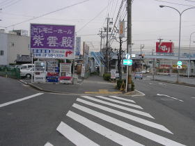 しばらく進み、歩道橋付近まで来たら左に曲がってください。